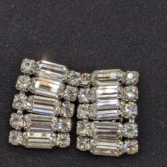 Vintage Kramer Silver Toned clip on earrings. J-007 - Picture 2 of 6